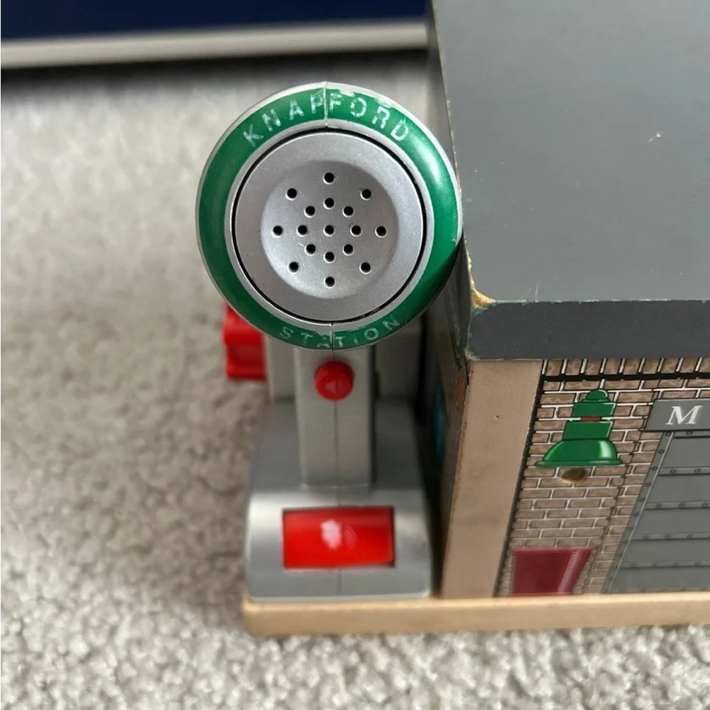 2007 Thomas the Train Knapford Station with Microphone and Light up Sounds - Picture 3 of 12